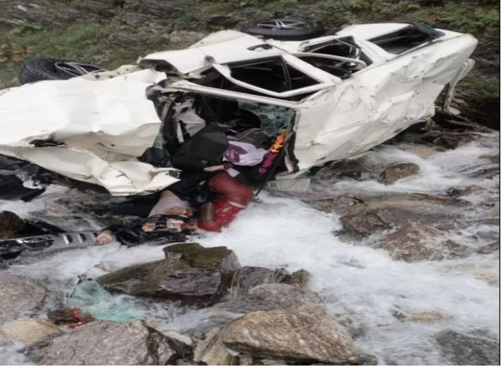 “हिमाचल प्रदेश में हादसे में बारात से लौट रही कार नदी में गिरी, चाचा-भतीजी सहित 4 की मौत”