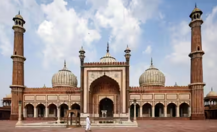 दिल्ली की ऐतिहासिक मस्जिदों को रेलवे नोटिस: विवाद के घेरे में जमीनी स्वामित्व पर हो रही बहस | Today Latest 2023
