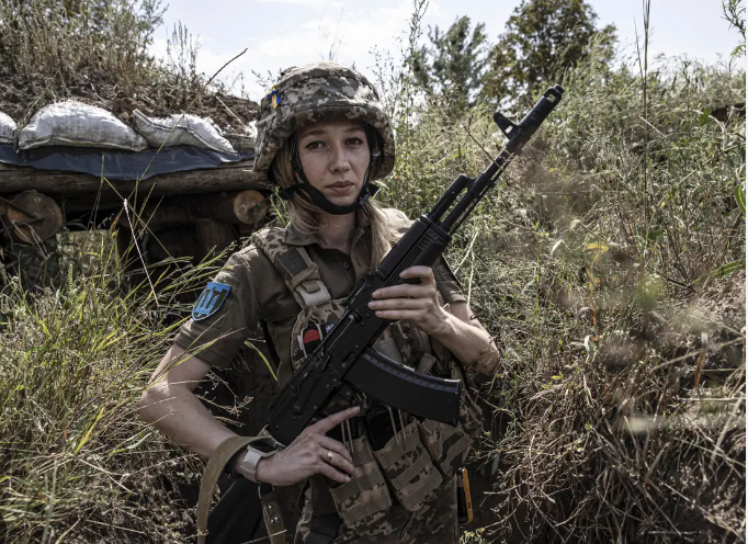 “युद्ध में महिला सैनिकों का साहस और संघर्ष: यूक्रेन की रक्षाकर्मियों की समस्याएं और उनकी महत्वपूर्ण भूमिका”2023
