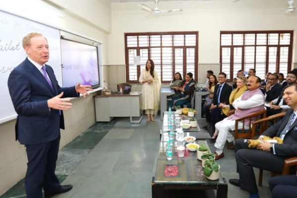 AI: हिंदुस्तान में 20 लाख शिक्षकों को मुफ्त एआई ट्रेनिंग देगा माइक्रोसॉफ्ट, 'एलिवेट फॉर एजुकेटर्स' प्रोग्राम लॉन्च